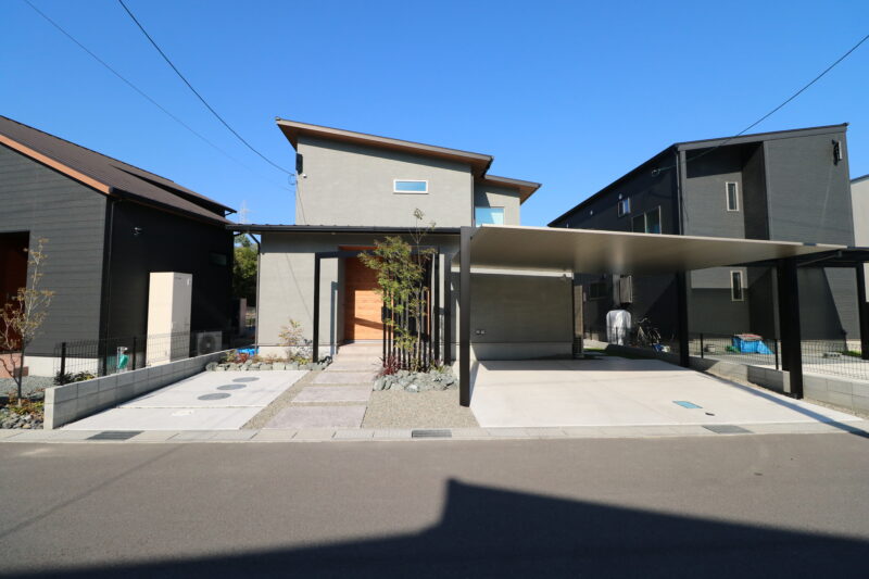SCカーポートとシンプルなアプローチ